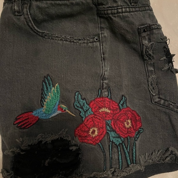 LAST CHANCE 🤍DESIGN LAB - Embroidered Flower and Hummingbird Black Jean Shorts - Picture 9 of 10